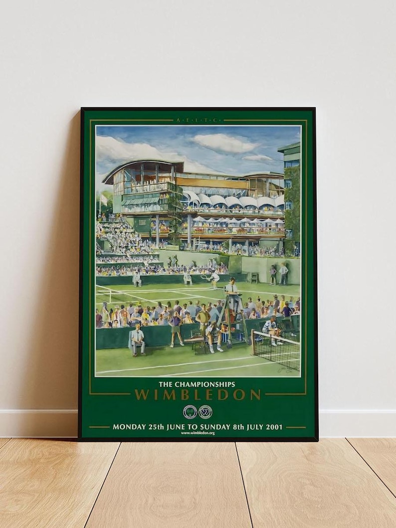 Puede incluir: Un p&oacute;ster verde y blanco que anuncia el Campeonato de Wimbledon. El p&oacute;ster presenta una ilustraci&oacute;n de acuarela de las canchas de tenis de Wimbledon y los jugadores. El texto del p&oacute;ster dice "The Championships Wimbledon" y "Monday 25th June to Sunday 8th July 2001".