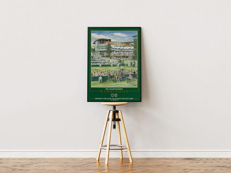 Puede incluir: Un p&oacute;ster verde y blanco con una ilustraci&oacute;n de un partido de tenis en Wimbledon. El p&oacute;ster dice "The Championships Wimbledon" y "Monday 21st June to Sunday 11th July 1993".