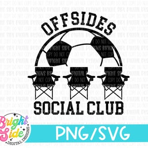Op de afbeelding: Zwart-wit grafisch ontwerp van een voetbal met drie ligstoelen eronder. De tekst "Offsides Social Club" staat boven de voetbal en de tekst "PNG/SVG" staat onder de stoelen.