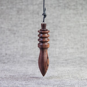 Djeed d'or. Pendule Égyptien en bois de violette ( Brésil ) lesté .Long 8,4 cm - Poids 21,8 grammes. Divination - Géobiologie.