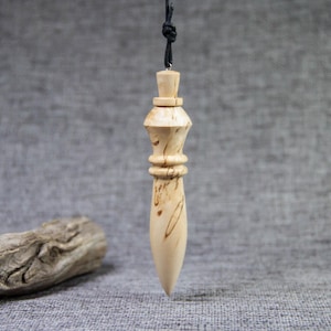 Thot Pendule Égyptien en bois de Bouleau madré ( Finlande ) Lesté - Long 8,9 cm - ø maxi 1,9 cm - Poids 18,6 grammes