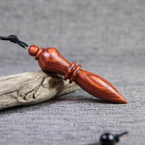 Thot Pendule Égyptien en bois de Rose (Brésil) Lesté - Long 8,7 cm - ø maxi 2 cm - Poids 21,6 grammes