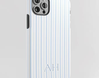 Capa de celular personalizada com listras azuis, padrão de listras verticais azul-claro, monograma com iniciais personalizadas, presente minimalista e elegante.