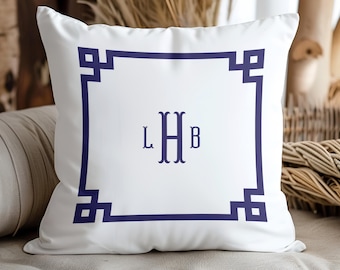 Coussin décoratif à motif monogramme personnalisé Bordure grecque personnalisée avec initiales élégantes