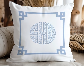 Oreiller monogramme personnalisé Coussin décoratif floral bleu avec bordure en forme de clé grecque