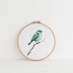 Patrón de punto de cruz de pájaro en acuarela: encantador diseño de bordado moderno imprimible de pájaro verde y azul: regalo perfecto hecho a mano para amantes de las aves