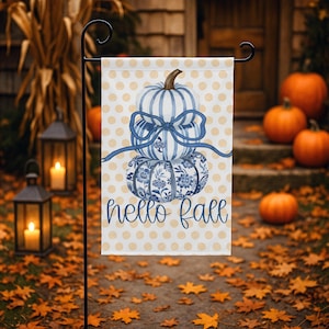 Herbstliche Gartenflagge, blaue Kürbis-Gartenflagge, Herbstdeko im Chinoiserie-Stil, Grandmillennial-Herbstflagge, blau-weiße Kürbis-Verandadekoration