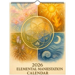 Op de afbeelding: Een 2026 Elemental Manifestation kalender met een spiraalbinding. De kalender bevat aquarel illustraties van de elementen: lucht, vuur, aarde en water. Het centrale ontwerp is een goudkleurig geometrisch patroon.