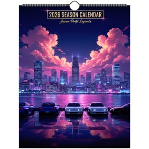 Peut inclure: Calendrier de saison 2026 avec une vue sur une ville, des nuages roses et violets, et des voitures de sport garées. Le calendrier est intitulé "Japan Drift Legends".