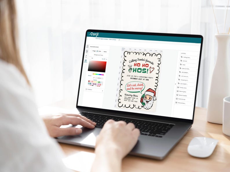 Puede incluir: Una pantalla de computadora port&aacute;til que muestra una invitaci&oacute;n a una fiesta de Navidad con un Pap&aacute; Noel de dibujos animados. La invitaci&oacute;n dice "Calling Santa's favorite HO HO HOS!" y "Let's eat, drink, and be merry!"