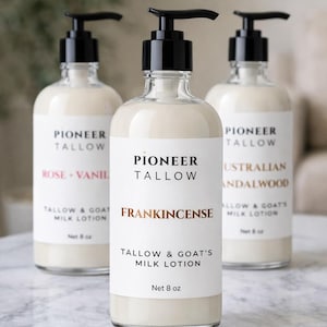 Peut inclure: Trois flacons de lotion en verre transparent avec des distributeurs à pompe noirs. Chaque flacon porte une étiquette blanche avec le texte doré "Pioneer Tallow" et un nom de parfum. La lotion est étiquetée "Tallow & Goat's Milk Lotion" et fait 237 ml.