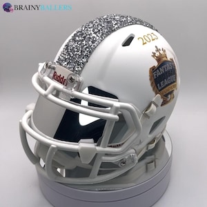 Puchar Mistrzostw Fantasy Football Mini Helmet 2023 – srebrny daszek, styl trofeum, matowa biel Riddell z kryształkami!