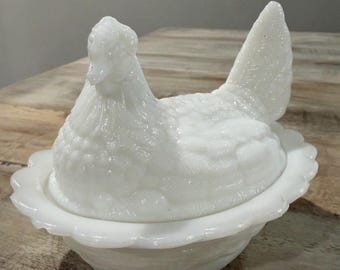 Vintage opaline depressieglas kip op nest