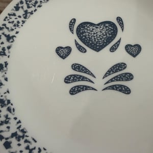 Juego de 2 platos llanos Corelle Vintage Blue Heart de 26,7 cm (10 1/2 pulgadas) con diseño de esponja.