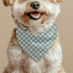 Blauwe hondenbandana dambord, crèmekleurige en blauwe gingham-sjaal voor huisdieren, retro picknickstijl puppybandana, trendy geruit huisdieraccessoire, hondenoutfit herfst