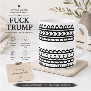 Może przedstawiać: Biały ceramiczny kubek z czarnym wzorem plemiennym i napisem "FUCK TRUMP". Kubek ma również napis "For every morning reminder" na małej notatce. Kubek nadaje się do mycia w zmywarce i kuchence mikrofalowej.