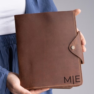 Portafolio de cuero personalizado A5 con monograma, funda de cuero desgastado, obsequio corporativo personalizado, iniciales con monograma, obsequios para él o para ella