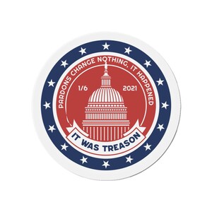 Op de afbeelding: Een ronde sticker in rood, wit en blauw met een wit gebouw in het midden. De tekst rond het gebouw luidt "Pardons Change Nothing, It Happened 1/6 2021 It Was Treason".