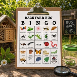 Może przedstawiać: Arkusz do gry Backyard Bug Bingo na podkładce z siatką ilustracji przedstawiających m.in. ważkę, konika polnego, osę, pająka, biedronkę i motyla z etykietami. Tytuł brzmi Backyard Bug Bingo i jest napisany czarną czcionką.