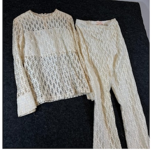 Conjunto de 2 piezas vintage de los años 60 de Saks Fifth Avenue Lynn Stuart: blusa de encaje floral y pantalones acampanados.