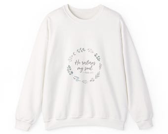 Sudadera minimalista con corona, luna y hojas: símbolos de la naturaleza y un ambiente forestal relajante.