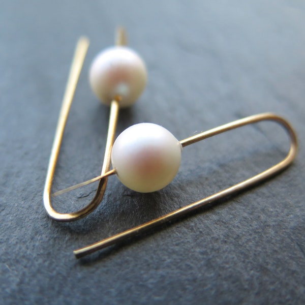 small white and gold crystal pearl earrings. modern pearl jewelry with crystal pearls. simple pearl drop earrings.