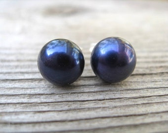 navy blue pearl earrings. June birthstone jewelry. 7mm pearl studs. modern wedding jewellery.