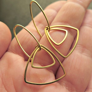 yellow gold drop earrings. modern dangle earrings. geometric jewelry. splurge.