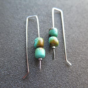 Pendientes de turquesa real marrón y azul en alambre de niobio de plata oscura para orejas sensibles.