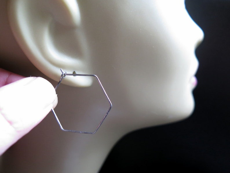 Sensitive ear hoop earrings in grey niobium. geometric hoops. Etsy