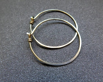 Créoles hypoallergéniques en niobium jaune anodisé. petits cerceaux de 1 pouce. Bijoux sans nickel.