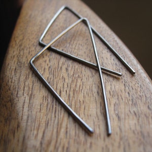 triangle earrings in niobium. hammered silver hoops. hypoallergenic jewelry. nickel free hoop earrings.