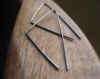 triangle earrings in niobium. hammered silver hoops. hypoallergenic jewelry. nickel free hoop earrings.