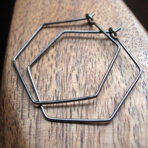 hexagon hoop earrings. dark gray niobium hoops for sensitive ears. geometric hoops. niobium wire jewelry.