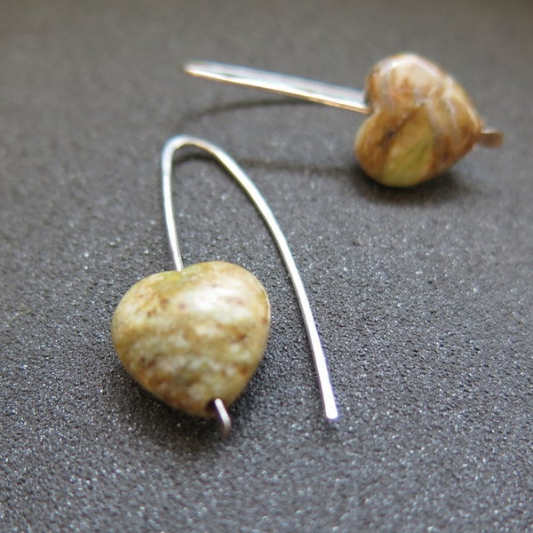 Orecchini cuore in pietre diaspro. fili di argento Sterling orecchio. Gioielli in pietra verde.