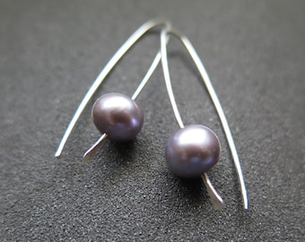 silver pearl earrings in sterling silver. gray freshwater pearl jewelry. 1 1/2” drop earrings.