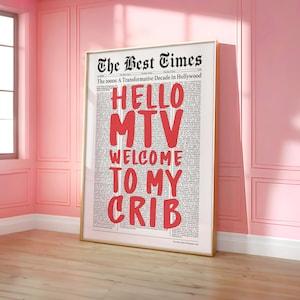 Könnte beinhalten: Ein Zeitungsdruck mit goldenem Rahmen, der den Text "The Best Times" und eine rote Grafik mit der Aufschrift "HELLO MTV WELCOME TO MY CRIB" zeigt.