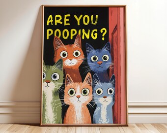 Op de afbeelding: Een ingelijst print met een zwarte achtergrond en de tekst "ARE YOU POOPING?" in geel. Vijf cartoonkatten met verschillende gekleurde vacht kijken achter een rode deur vandaan.
