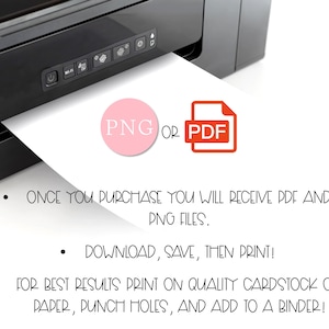Pu&ograve; includere: Una stampante nera che stampa un foglio di carta bianco. La carta mostra un cerchio rosa con "PNG" e un quadrato rosso con icone "PDF". Il testo sulla carta dice: "Una volta acquistato, riceverai file PDF e PNG. Scarica, salva e poi stampa!"
