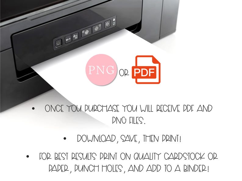 Pu&ograve; includere: Una stampante nera che stampa un foglio di carta bianco. La carta mostra un cerchio rosa con "PNG" e un quadrato rosso con icone "PDF". Il testo sulla carta dice: "Una volta acquistato, riceverai file PDF e PNG. Scarica, salva e poi stampa!"