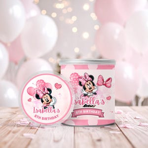 Könnte beinhalten: Eine rosa und weiße Geschenkbox und ein Deckel zum Geburtstag mit Minnie Mouse. Das Design umfasst rosa Tupfen, Luftballons, Herzen und den Text "Isabellas 8. Geburtstag". Weiße und rosa Luftballons sind im Hintergrund.