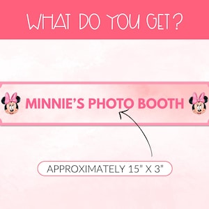 Pu&ograve; includere: Un cartello rosa con la scritta "MINNIE'S PHOTO BOOTH" e grafiche di Minnie Mouse a ogni estremit&agrave;. Il cartello misura circa 38 cm x 8 cm e presenta il testo "WHAT DO YOU GET?" nella parte superiore.