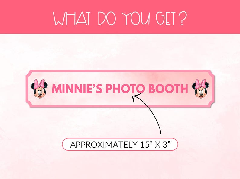 Pu&ograve; includere: Un cartello rosa con la scritta "MINNIE'S PHOTO BOOTH" e grafiche di Minnie Mouse a ogni estremit&agrave;. Il cartello misura circa 38 cm x 8 cm e presenta il testo "WHAT DO YOU GET?" nella parte superiore.
