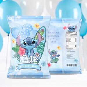 Peut inclure: Sacs de f&ecirc;te bleus avec un personnage de dessin anim&eacute;, une planche de surf et des fleurs tropicales. Le devant du sac indique "8e anniversaire d'Elliott". Le dos du sac comporte une &eacute;tiquette de valeurs nutritionnelles et le texte "Merci beaucoup d'avoir c&eacute;l&eacute;br&eacute; ma journ&eacute;e sp&eacute;ciale avec moi!"