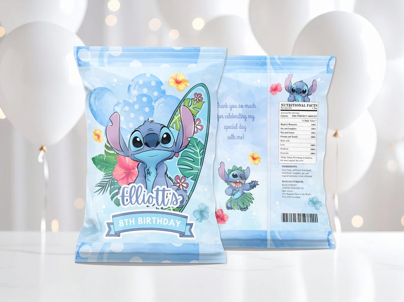 Peut inclure: Deux sacs de f&ecirc;te bleus avec le personnage de dessin anim&eacute; Stitch, une planche de surf et des fleurs tropicales. Les sacs portent l'inscription "Elliott's 8th Birthday" et d'autres textes. Des ballons blancs en arri&egrave;re-plan.