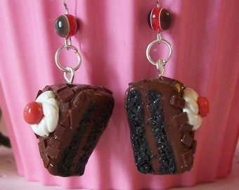 Boucles d’oreilles Black Forest Cake Slices Portal Cake of Lies