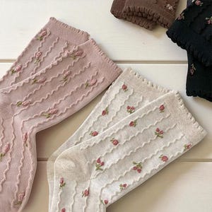 暖かくて心地よいコットンソックス、甘くて繊細なローズソックス、女の子用ミドル丈ソックス、女性用高品質コットンソックス、4色の花柄ソックス