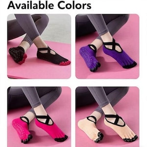 Puede incluir: La imagen muestra cuatro pares de calcetines de dedos en diferentes colores: negro con detalles rojos, morado, rosa y beige. Cada par tiene una correa cruzada y una suela texturizada. El texto "Available Colors" está en la parte superior.