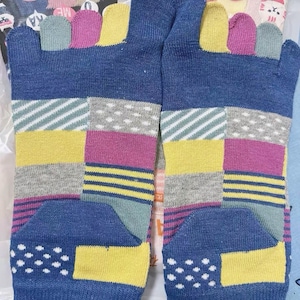 Calcetines con punteras divertidas y parches de dibujos animados / Calcetines extravagantes de 5 dedos con bloques de color / Calcetines antideslizantes y transpirables para yoga y el hogar