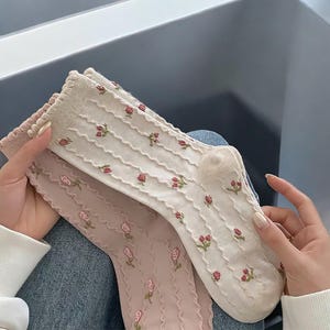 暖かくて心地よいコットンソックス、甘くて繊細なローズソックス、女の子用ミドル丈ソックス、女性用高品質コットンソックス、4色の花柄ソックス